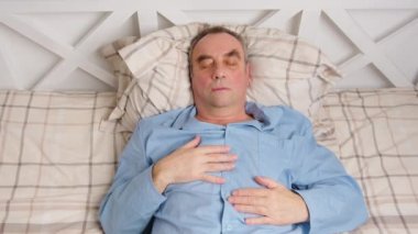 Yakışıklı son sınıf öğrencisi her gece evde alarmla uyanıyor. Emeklilik gevşemesi