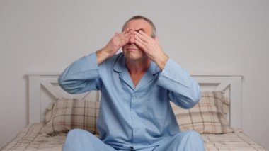 Yatakta yatan yaşlı bir adamın portresi. Ağrı ve sağlık hizmeti kavramı.