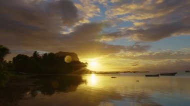 Zaman aşımı. La Gaulette Mauritius sahilinde gün batımı