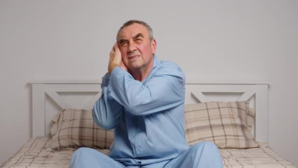 Starší muž v posteli trpí těžkou bolestí. Koncept domácí nemoci — Stock video