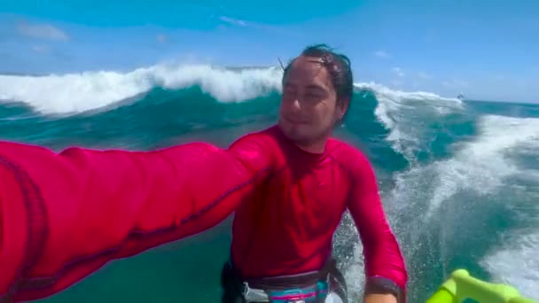 青い海の波のスプレーでサーフィンの海のライフスタイル、極端なスポーツ、スローモーションでサーフィンやターニング。自分を撮る — ストック動画