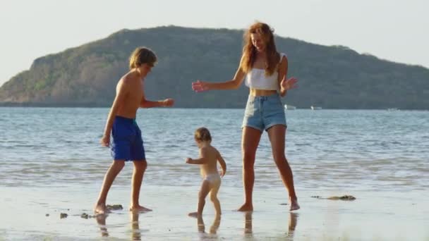 Mãe alegre e feliz e crianças dançam na praia. — Vídeo de Stock