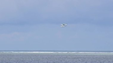 Mauritius 'taki lüks oteldeki beyaz deniz uçağı.