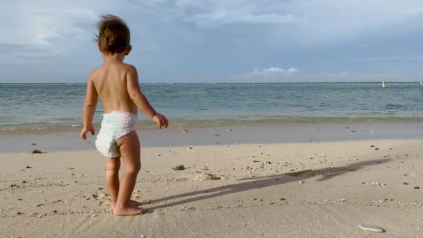 Счастливая маленькая девочка у океана. — стоковое видео