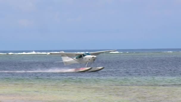 Aéronef de mer blanche atterrissant dans un lagon calme — Video