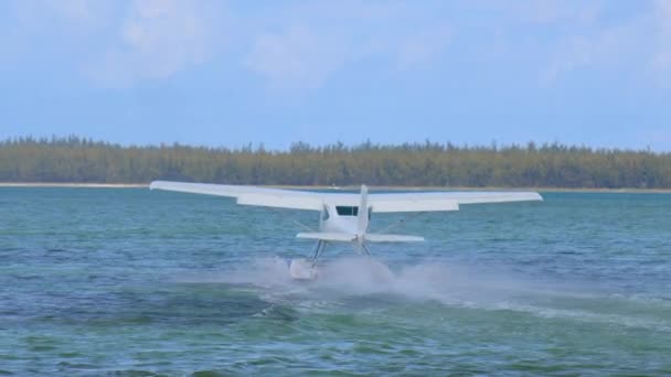 White hydroplane takeoff in a calm lagoon — Stock Video