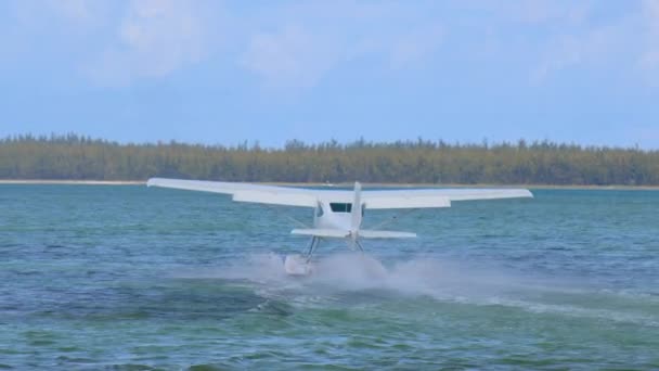 Despegue del hidroavión blanco en una laguna tranquila — Vídeos de Stock