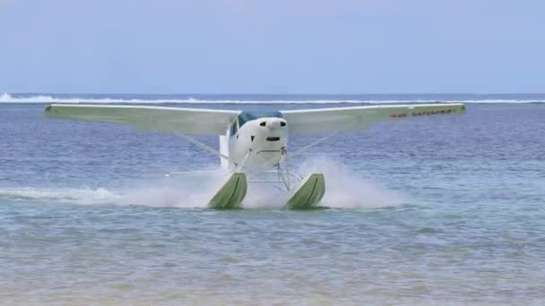 Aéronef de mer blanche atterrissant dans un lagon calme — Video