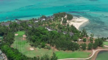 Hint Okyanusu 'ndaki egzotik Mauritius adasında nefes kesen doğal bariyer. Hava aracı görüntüleri.
