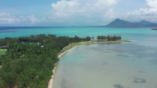 Mauritius Adası, sahile bakan yeşil yıldız kümesi. — Stok video
