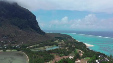 Hint Okyanusu 'ndaki egzotik Mauritius adasında nefes kesen doğal bariyer. Hava aracı görüntüleri.