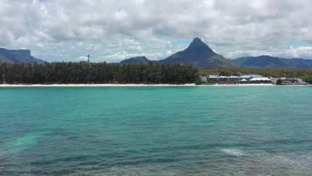 Flygfoto Mauritius, låg vinkel vy med drönare, människor som njuter av en solig dag på stranden med palmer i bakgrunden — Stockvideo