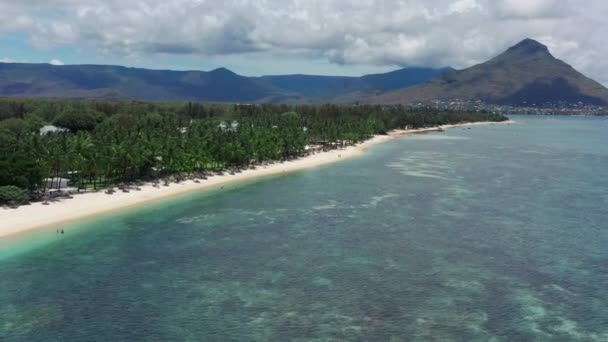 Letecký pohled Mauricius, nízký úhel pohledu s dronem, lidé těší slunečný den na břehu s palmami v pozadí — Stock video