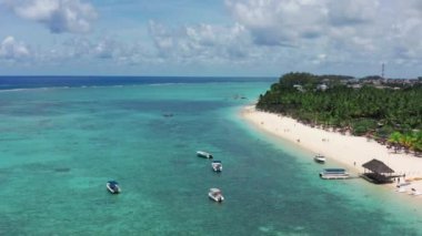 Los roques Venezuela adaya bakıyor. Havadan bakan kamera mavi göl boyunca ilerliyor.