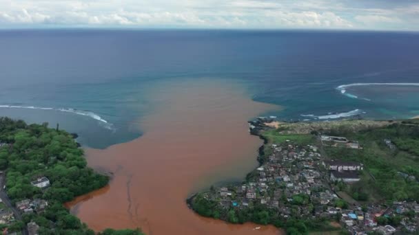 Crise mondiale de l'eau, eau polluée. Contamination de l'eau, pénurie d'eau, pollution toxique des lacs et des rivières. ressources naturelles, problèmes environnementaux, eaux souterraines, écologie, terre — Video