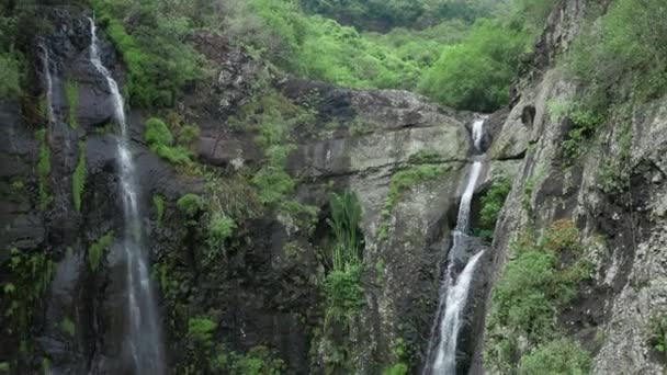 Kameran flyger ovanför vattenfallet i tropisk skog. Flygfoto. Idylliskt vattenfall och fantastisk natur. Solljus och vild damm i djungelskog — Stockvideo