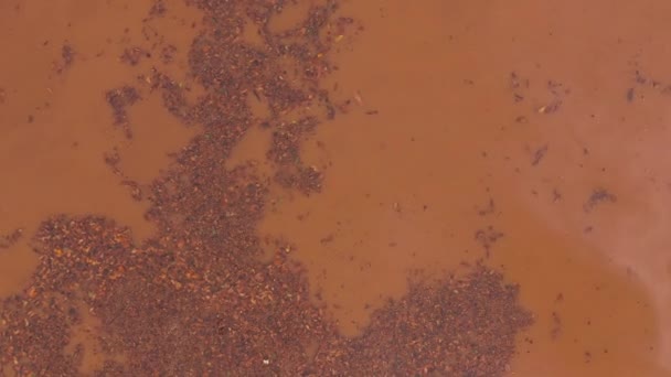 Vista aérea rive naranja. Una mina de cobre industrial contamina el medio ambiente. El suelo está contaminado con metales pesados procedentes de plantas industriales. — Vídeos de Stock