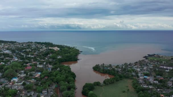 Crise mondiale de l'eau, eau polluée. Contamination de l'eau, pénurie d'eau, pollution toxique des lacs et des rivières. ressources naturelles, problèmes environnementaux, eaux souterraines, écologie, terre — Video