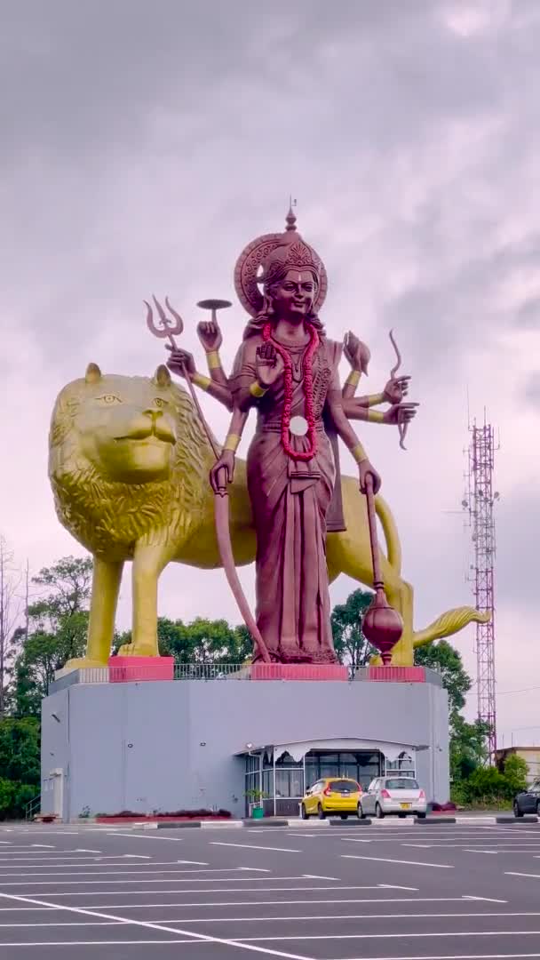 Ganga Talao, Mauritius, January 9 2022: Lord Shiva stay in clouds. Vertical video — Wideo stockowe