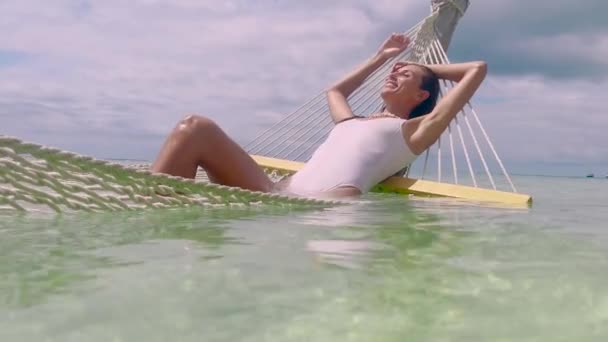 Maurício, Oceano Índico praia, mulher relaxar perto de palmeiras. Menina beleza na costa de areia do mar descansar no verão dia ensolarado. Estância tropical épica. Fotografia de enredo cinematográfico em 4K — Vídeo de Stock