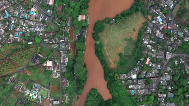 Overstromingen in de beken, brede vuile rivier met modderig oranje water en velden, overstroomde weiden, overstroomde de oevers nadat regen bomen overstroomde tijdens het regenseizoen. — Stockvideo