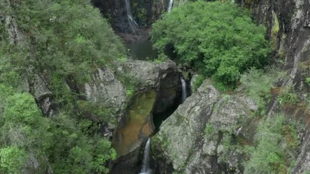 A câmera está voando acima da cachoeira na floresta tropical. Vista aérea. Cachoeira idílica e natureza incrível. Luz solar e lagoa selvagem na floresta da selva — Vídeo de Stock