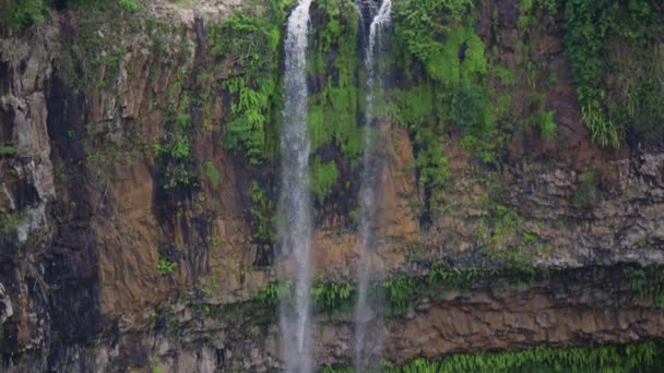 惊人的瀑布，毛里求斯。慢动作视频。热带植物流动相机的前景。旅游自然美的概念 — 图库视频影像