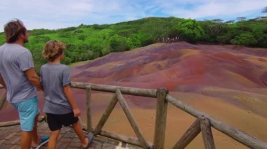 Aile ünlü yere hayrandır. Yedi renkli dünya. Mauritius Adası 'nda büyük bir turistik ilgi alanı haline gelen bir oluşum.