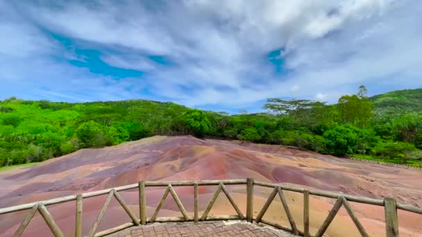 Seven Color Earths Chamarel Mauritius (en inglés). Fenómeno natural con tierras coloridas. — Vídeo de stock