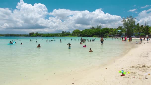 Mauritius, Blue Bay Beach, 18 gennaio 2022: Famiglia indiana felice che nuota nell'oceano caldo con acqua blu. Persone di aspetto indiano trascorrono i loro fine settimana sulla spiaggia con i loro figli — Video Stock