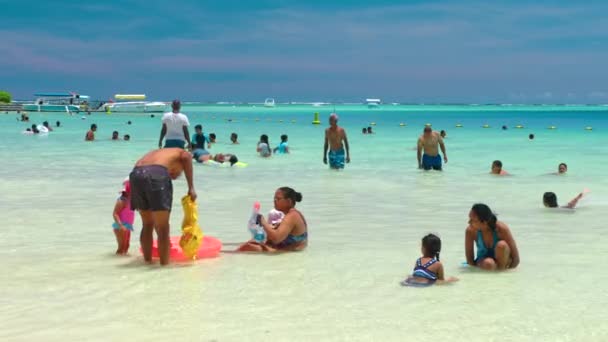 Mauritius, Blue Bay Beach, 18 gennaio 2022: Famiglia indiana felice che nuota nell'oceano caldo con acqua blu. Persone di aspetto indiano trascorrono i loro fine settimana sulla spiaggia con i loro figli — Video Stock