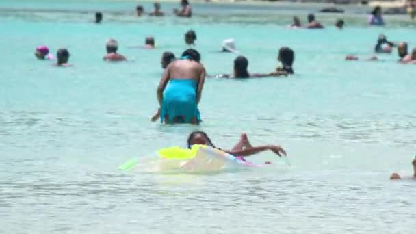 Mauritius, Blue Bay Sahili, 18 Ocak 2022 Hint mutlu ailesi sıcak okyanusta mavi suyla yüzüyor. Hint görünümlü insanlar hafta sonlarını çocuklarıyla plajda geçirirler. — Stok video