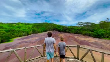 Güneşli bir yaz gününde baba ve oğul. Mauritius adasının muhteşem manzarasına maceralı bir yolculuk..