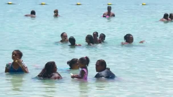 Mauricio, Blue Bay Beach, 18 de enero de 2022: India feliz familia nadando en el océano caliente con agua azul. Personas de apariencia india pasan sus fines de semana en la playa con sus hijos — Vídeo de stock