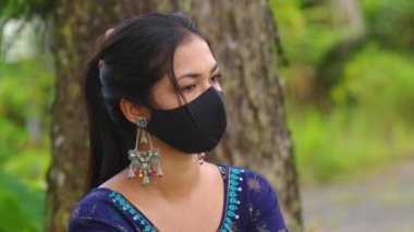 Mauritius, Ganga Talao, 18 Ocak 2022: Yüzü maske ile kaplı geleneksel Hint elbiseli Hintli kadın.