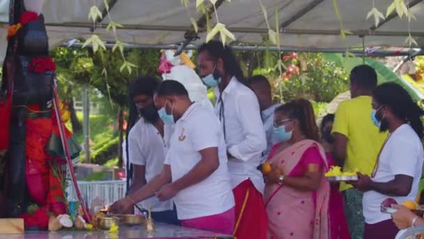 Mauritius, Ganga Talao, 18. Januar 2022: Indische Familien in traditioneller Kleidung kamen an den heiligen See Ganga Talao, um Rituale durchzuführen und sich vor den Göttern zu verneigen. — Stockvideo