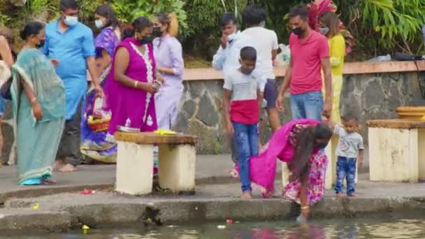 Maurício, Ganga Talao, 18 de janeiro de 2022: Famílias indianas em roupas tradicionais vieram ao lago sagrado Ganga Talao para realizar rituais e se curvar ao deus Shiva. — Vídeo de Stock