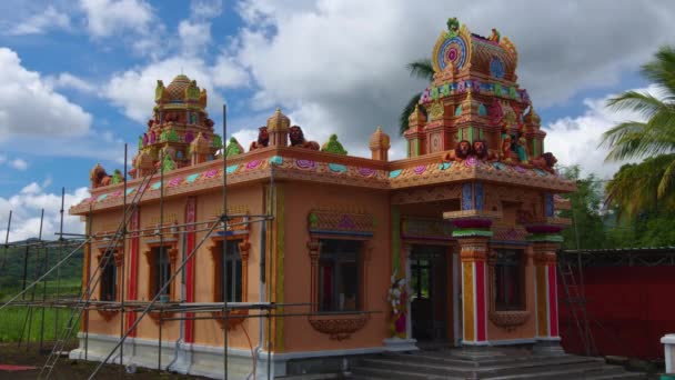 Mauritius, Ganga Talao, 18 January 2022：View of Indian Temple in Mauritius.背景中移动的云彩 — 图库视频影像
