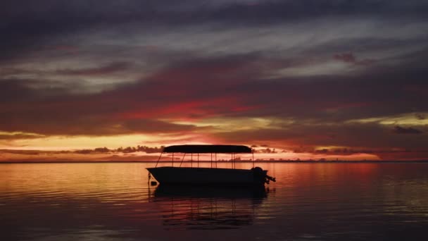 Tramonto, molo. Video serale tropicale con molo e oceano calmo. Silhouette s della gente sulla spiaggia — Video Stock