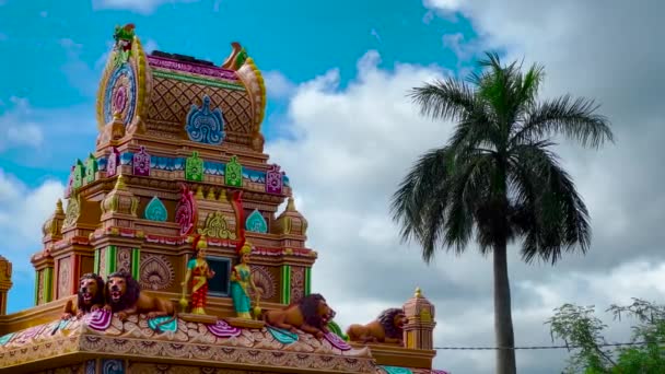 Mauritius, Ganga Talao, 18 января 2022: Indian architecture. Вид Индийского храма на Маврикии. Движущиеся облака на заднем плане — стоковое видео