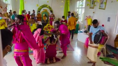 Mauritius, Ganga Talao, 18 Ocak 2022: Geleneksel giysiler içinde Hintli aileler kutsal Ganga Talao Gölü 'ne ayin yapmak ve tanrılara boyun eğmek için geldiler.