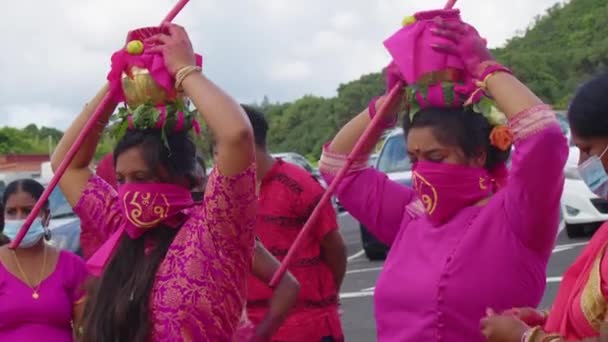 Маврикий, Ганга Талао, 18 января 2022 года: Индийские семьи в традиционной одежде пришли на священное озеро Ганга Талао, чтобы исполнить ритуалы и поклониться богу Шиве. — стоковое видео