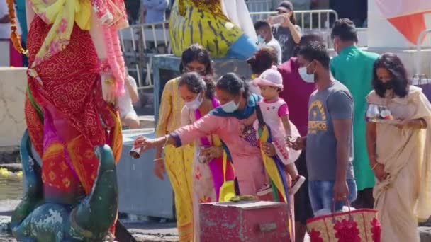 Mauritius, Ganga Talao, 2022. január 18.: Indiai családok hagyományos ruhában jöttek a Ganga Talao szent tóhoz, hogy rituálékat hajtsanak végre és meghajoljanak az istenek előtt. — Stock videók