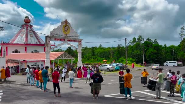 Mauricius, Ganga Talao, 18. ledna 2022: Indické rodiny v tradičním oblečení přišli k posvátnému jezeru Ganga Talao provádět rituály a klanět se bohům