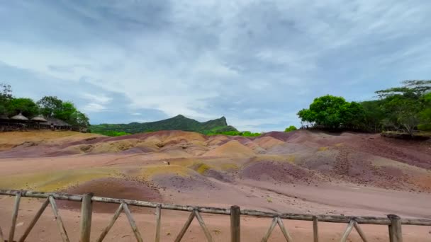 De familie bewondert de beroemde plek. Zeven gekleurde aardes. Een formatie in de natuur die uitgegroeid is tot een enorme toeristische attractie op eiland Mauritius — Stockvideo
