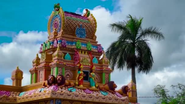 Mauritius, Ganga Talao, 18 января 2022: Indian architecture. Вид Индийского храма на Маврикии. Движущиеся облака на заднем плане — стоковое видео