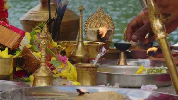 Cercanía de rituales y adoración a los dioses. Cultura india — Vídeos de Stock