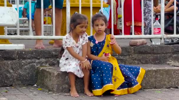モーリシャス,ガンガ・タラオ, 2022年1月18日:伝統的な服を着たインドの家族が神聖な湖ガンガ・タラオに来て儀式を行い、神々におじぎをする — ストック動画