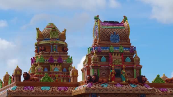 Mauritius, Ganga Talao, 18 января 2022: View of Indian Temple in Mauritius. Движущиеся облака на заднем плане — стоковое видео