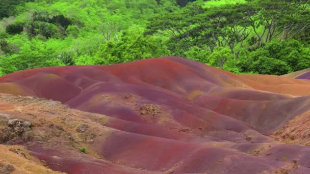 Hét színes Föld Chamarel Mauritius. Természetes jelenség színes földekkel. — Stock videók